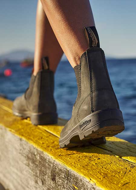 Blundstone 587. Men's 587 Chelsea boot in rustic black leather. – Bulo